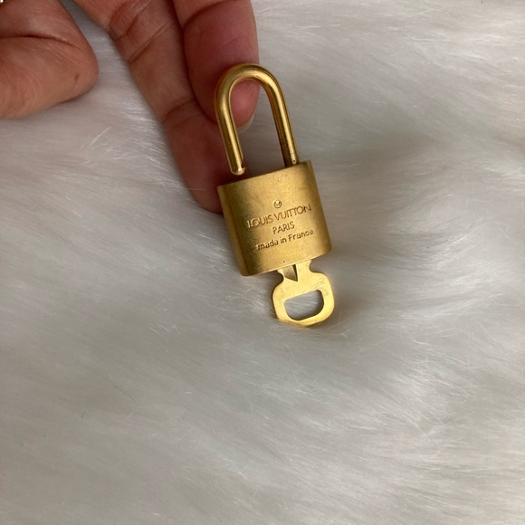 Louis Vuitton 🔐 306 - Picture 2 of 3